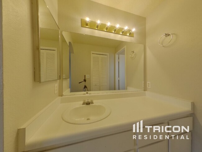 Building Photo - 1676 Round Mountain Cir