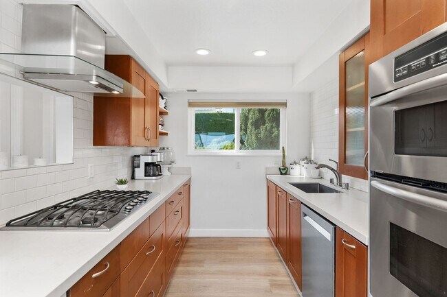 Building Photo - Luxury Home with Ocean Views