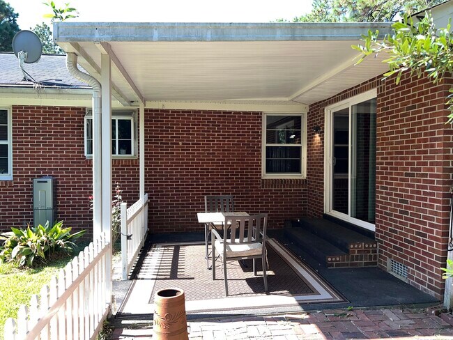 Building Photo - 910 Wildwood Rd
