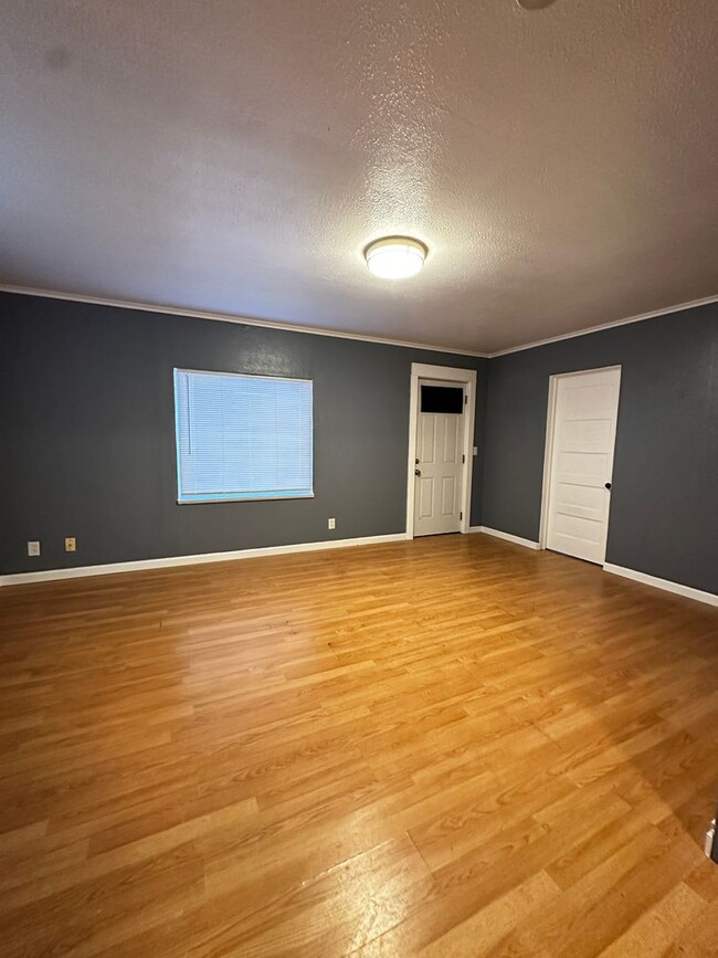 Building Photo - One Bedroom | One Bath The Dalles