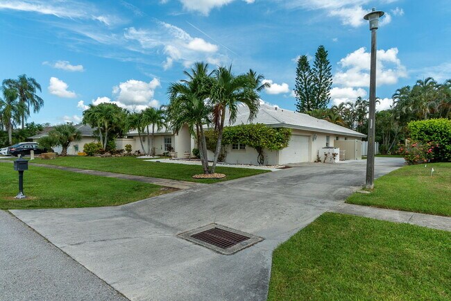 Building Photo - 13660 Folkestone Ct