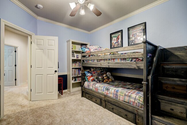 Building Photo - Luxury 5 Bedroom Home in Fairfax Estates + Safe Room + Memorial High + Easy Access to I-35
