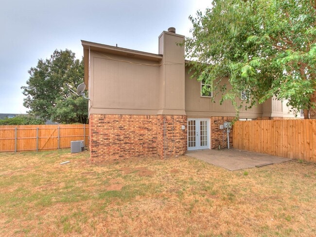 Building Photo - Just remodeled Duplex Home