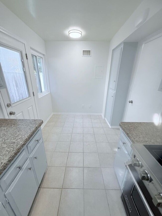 Building Photo - Hidden Valley Townhome Available