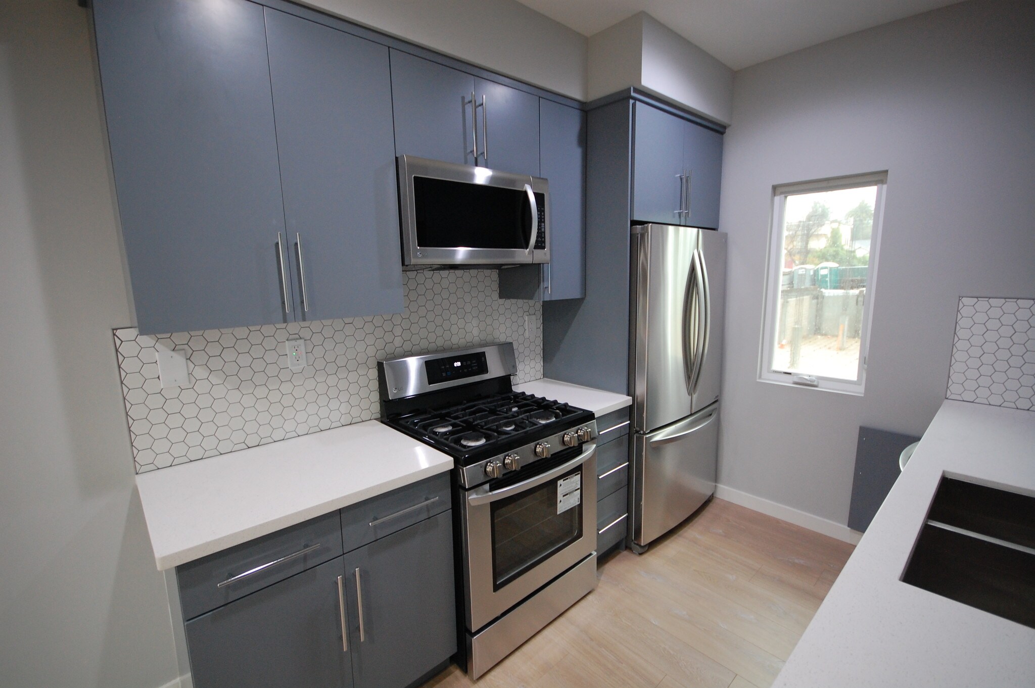Building Photo - 646 N Serrano Ave