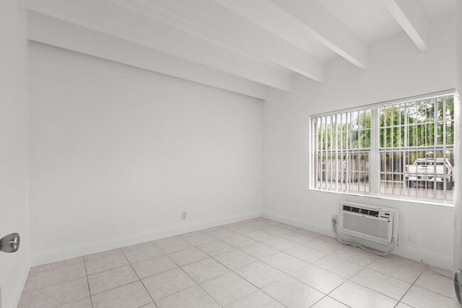 Building Photo - 330 NW 20th St