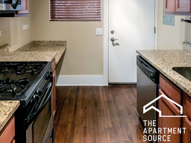 Building Photo - 1849 W Cornelia Ave