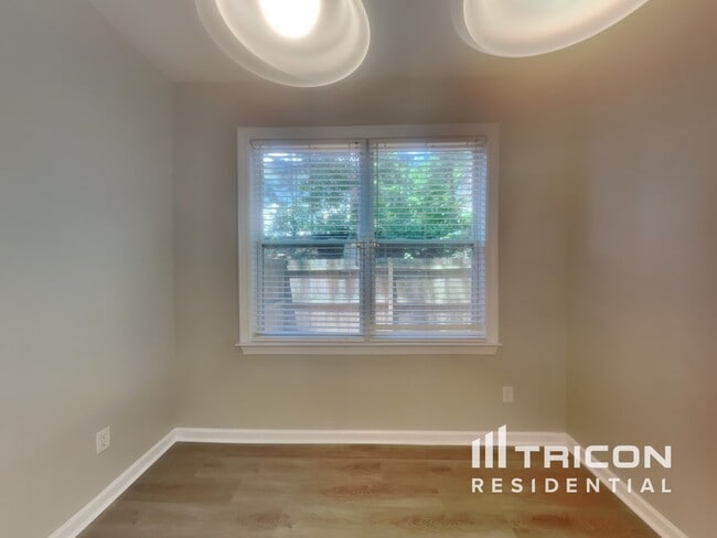 Building Photo - 5371 Lakerock Dr SW