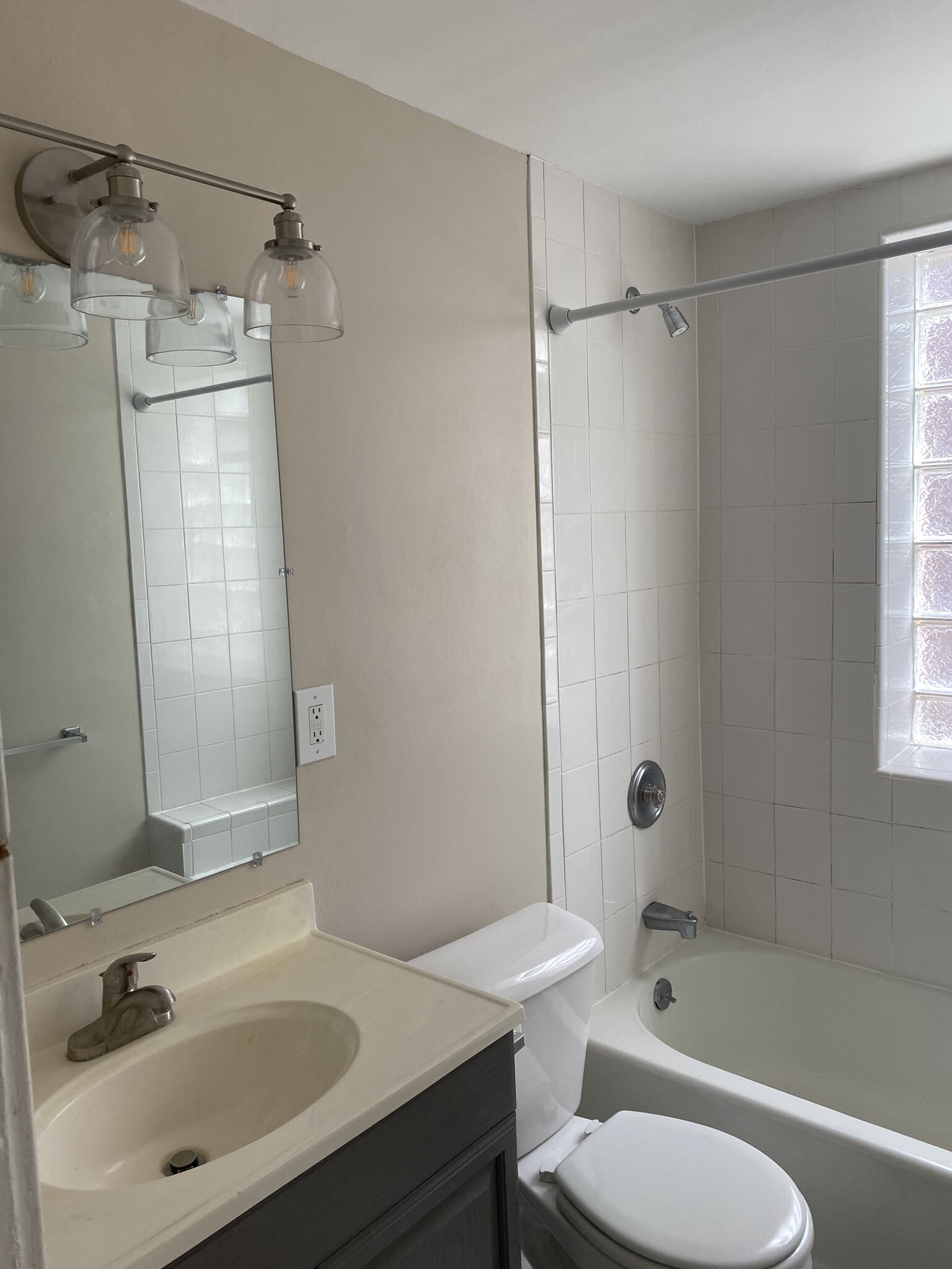 Full bathroom - 746 Kingsland Ave