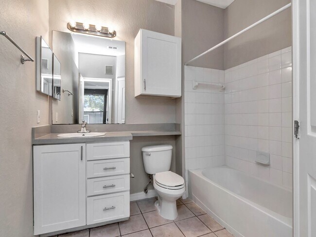 Building Photo - Ground Floor 2 Bedroom 1 Bathroom in Riverview, FL - Walk to Riverview Theater