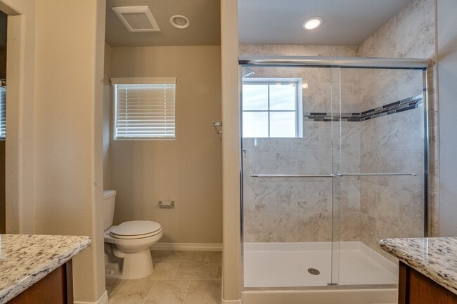 Building Photo - Stunning 3 Bedroom 2 Bathroom townhome in Fort Collins!