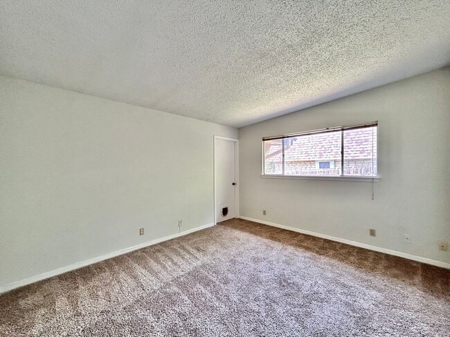 Building Photo - Bright and Spacious Single-Level Living in...