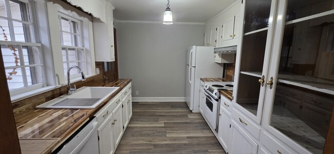 Building Photo - 3410 E Main St