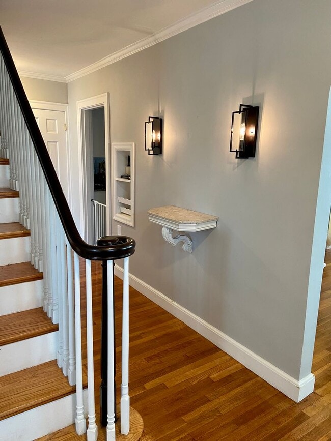 Building Photo - 3 Bed Home with a Yard and Garage! Available for July!