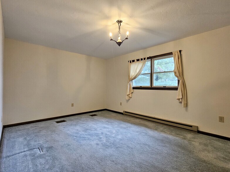 Building Photo - 474 N Maple St