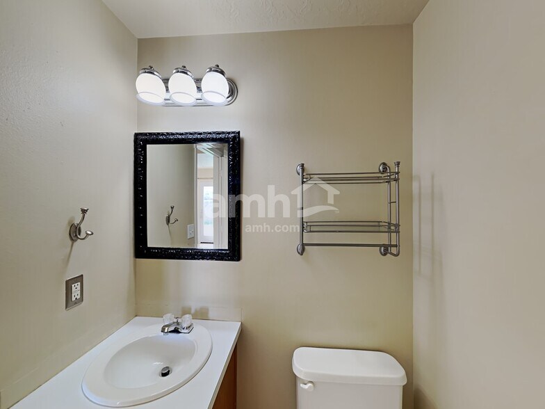 Building Photo - 272 S 590 W