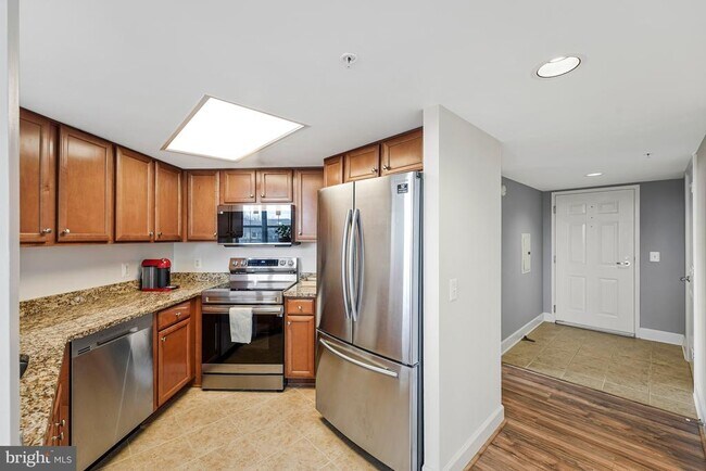 Building Photo - 11800 Sunset Hills Rd