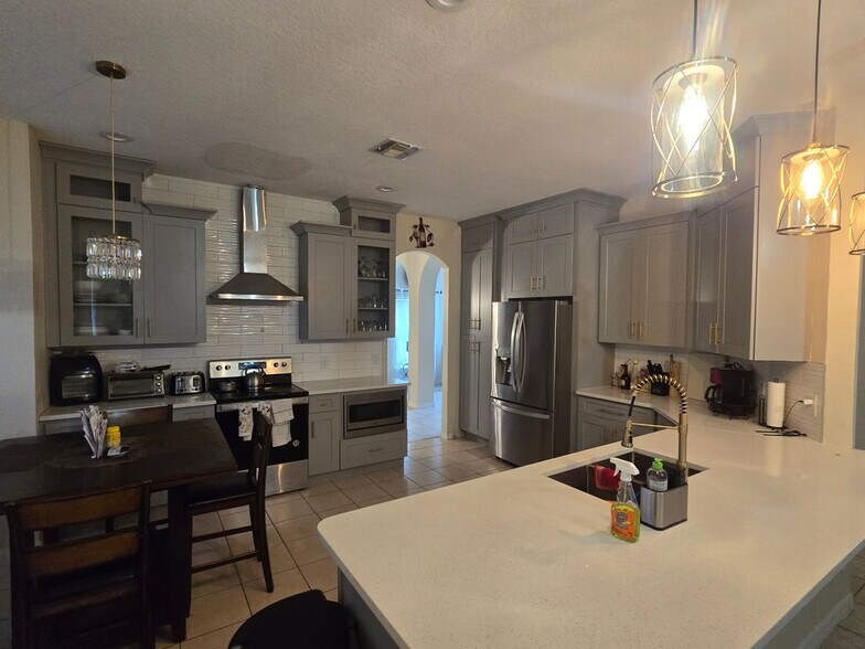 Building Photo - 2500 Baykal Dr