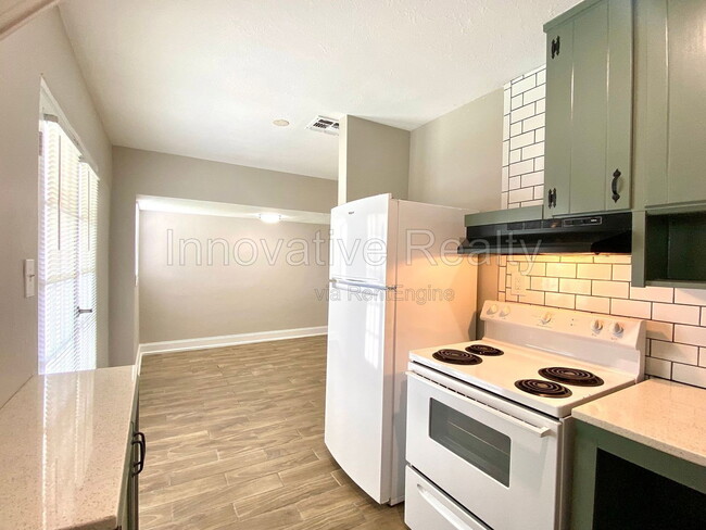 Building Photo - 311 Lake Annie Dr
