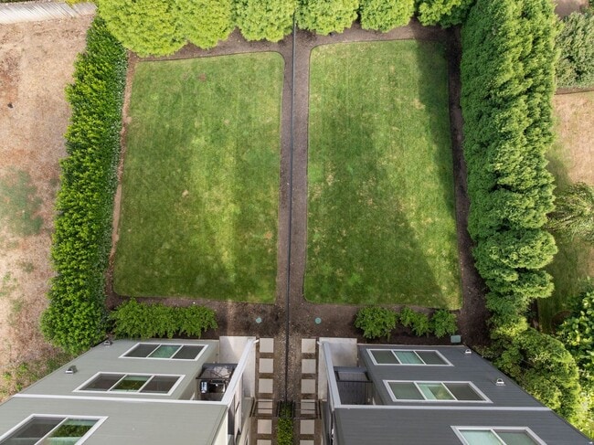 Building Photo - Studio