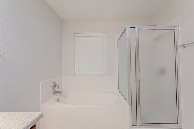 Building Photo - Inviting 4/BR 2/BA Home with Spacious Back...