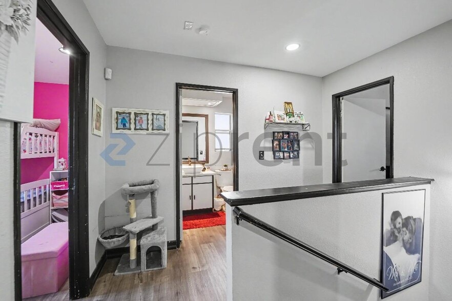 Building Photo - Unit