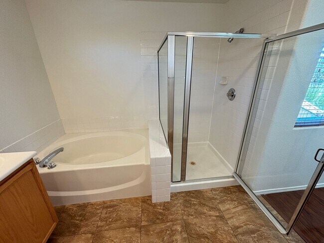 Building Photo - Beautiful 5Bed/2.5Bath/2Car home located near Seven Hills