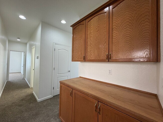 Building Photo - 1719 Short Oak Ct