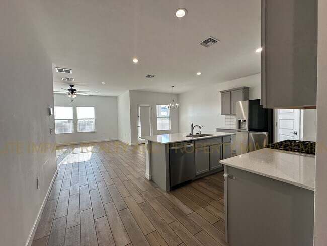 Building Photo - 11112 S Weismann Dr