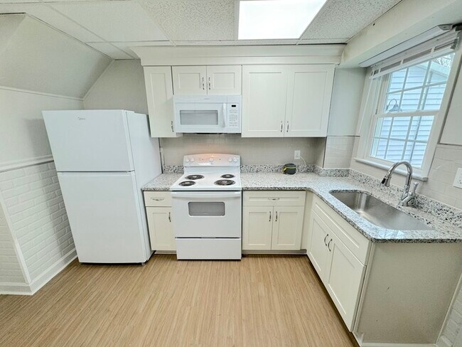 Building Photo - COME MEET YOUR NEW HOME! 2 BEDROOM APARTMENT IN PORTSMOUTH FOR RENT