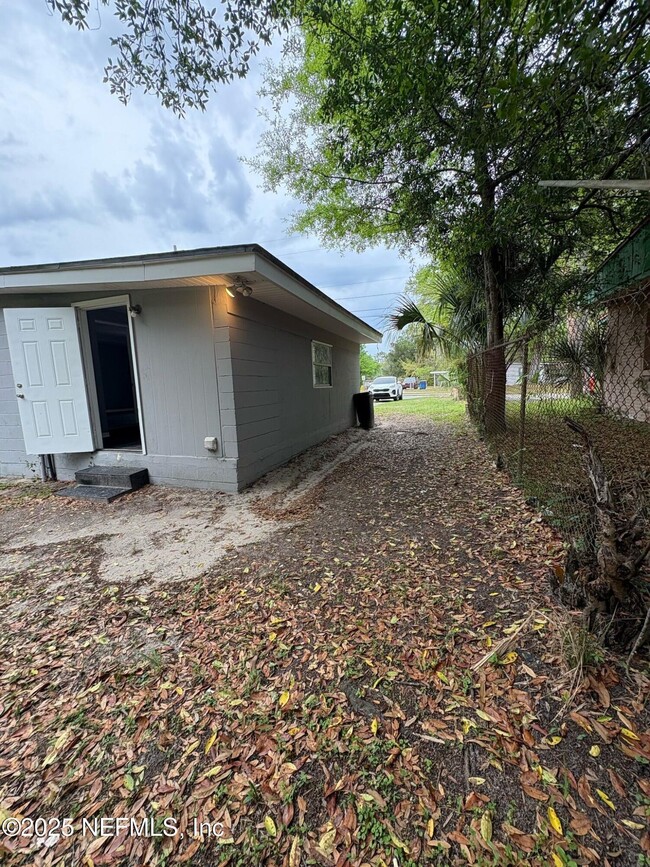 Building Photo - 2540 Spirea St