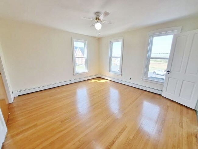 Building Photo - 3 Bed / 1-1/2 Bath Single Family w/2 Car G...