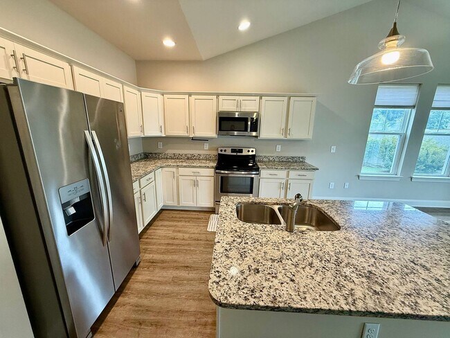 Building Photo - Modern 3 Bed/3 Bath End Unit Townhome - Close to Everything - GREAT PRICE!