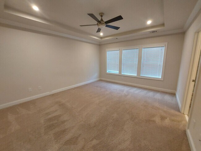 Building Photo - Large 3 Bedroom Luxury Townhome on Silver ...