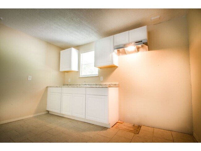 Building Photo - Discover Your New Home in the Heart of San Antonio's East Side