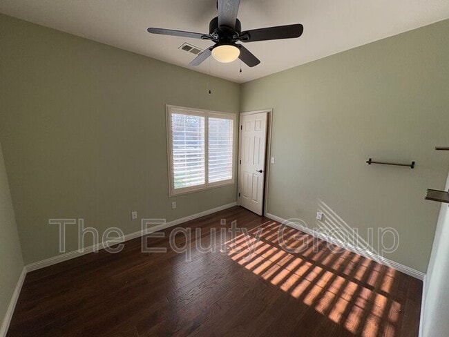 Building Photo - 2650 W Oakridge Ave