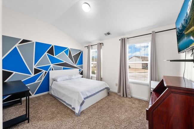 Building Photo - Furnished or Unfurnished spacious two story traditional conveniently located and ready now!