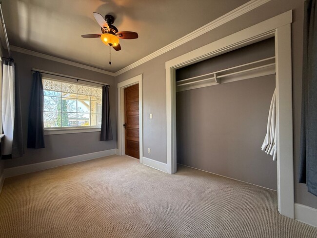 Building Photo - Fabulous Bankers Hill location 3 Bedroom Top-floor duplex unit