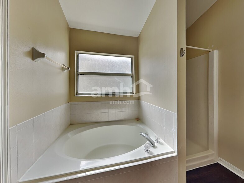 Building Photo - 635 Sedgewood Cir