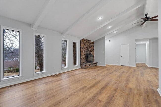 Building Photo - Spacious 3 Bed / 3 Bath Home in Valley View School District!