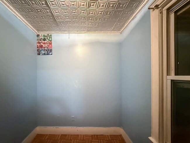 Building Photo - 164 Griffith St