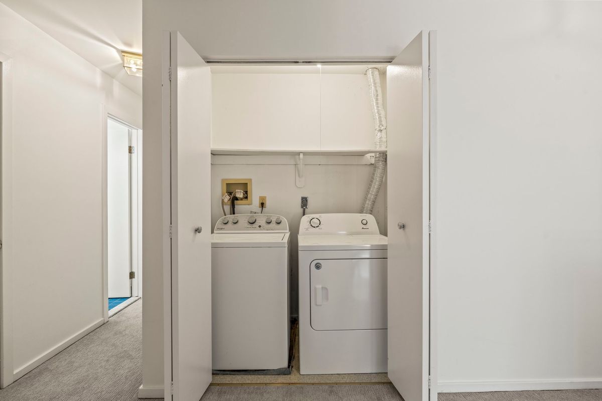 Building Photo - 431 Lynetree Dr