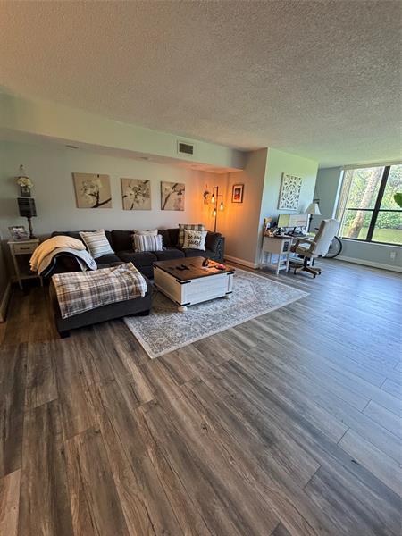 Building Photo - 2660 Carambola Cir N