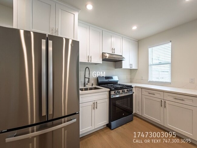 Building Photo - 11022 1/2 Penrose St-