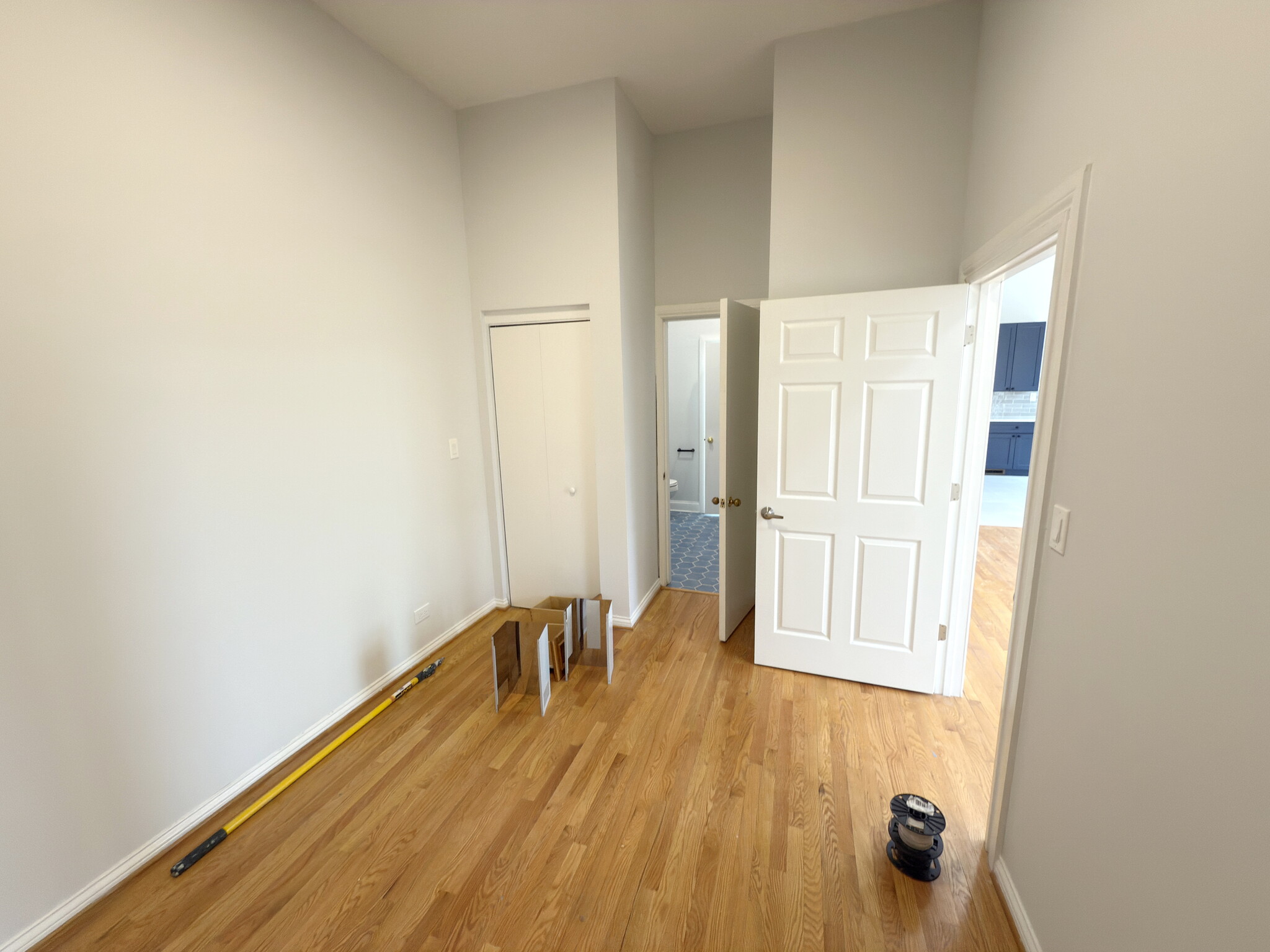 Building Photo - 646 N Damen Ave