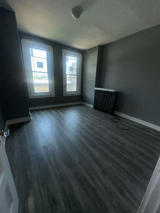 Building Photo - 3 bedrooms / 1 full bathrooms  renovated i...
