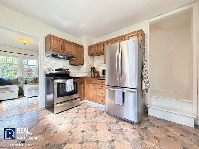 Building Photo - Fully Furnished North Tacoma Home Near Ruston Way & Stadium District!