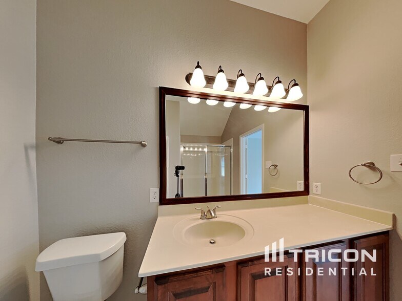 Building Photo - 307 Hawthorn Dr