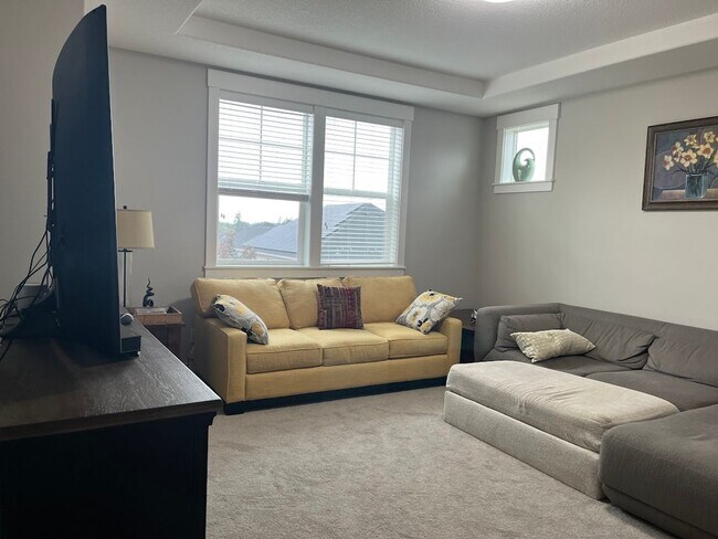 Building Photo - Fabulous 5 BD* 3 BA* + LARGE Bonus Room* S...