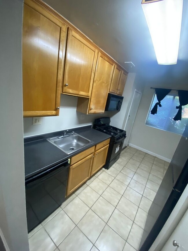 Building Photo - 1 bedroom-  NEW PAINT youtube video https:...